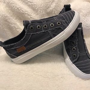 Brand new never worn Blowfish in Blue Tuna Smoked Canvas color. Size 8.5